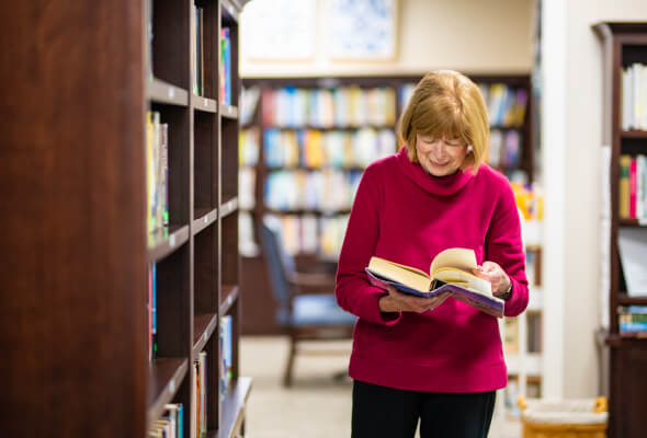 woman reading in the library